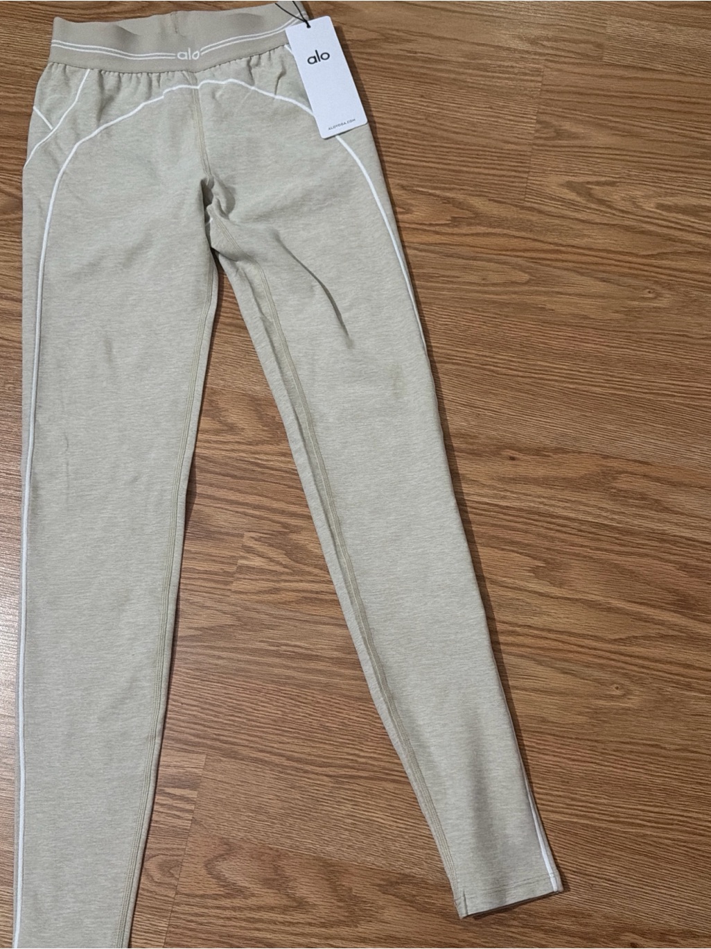 Alo Yoga Women’s Light Beige Leggings With White Piping